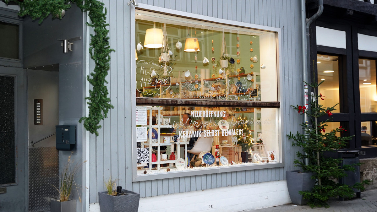 Neuer-Laden-Hier-kann-man-jetzt-Tassen-bemalen