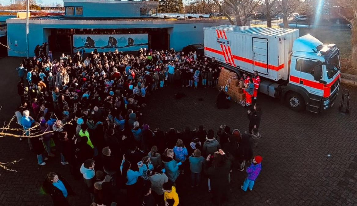 -Ein-Licht-in-der-Dunkelheit-Johanniter-sammeln-Pakete-f-r-Rum-nien