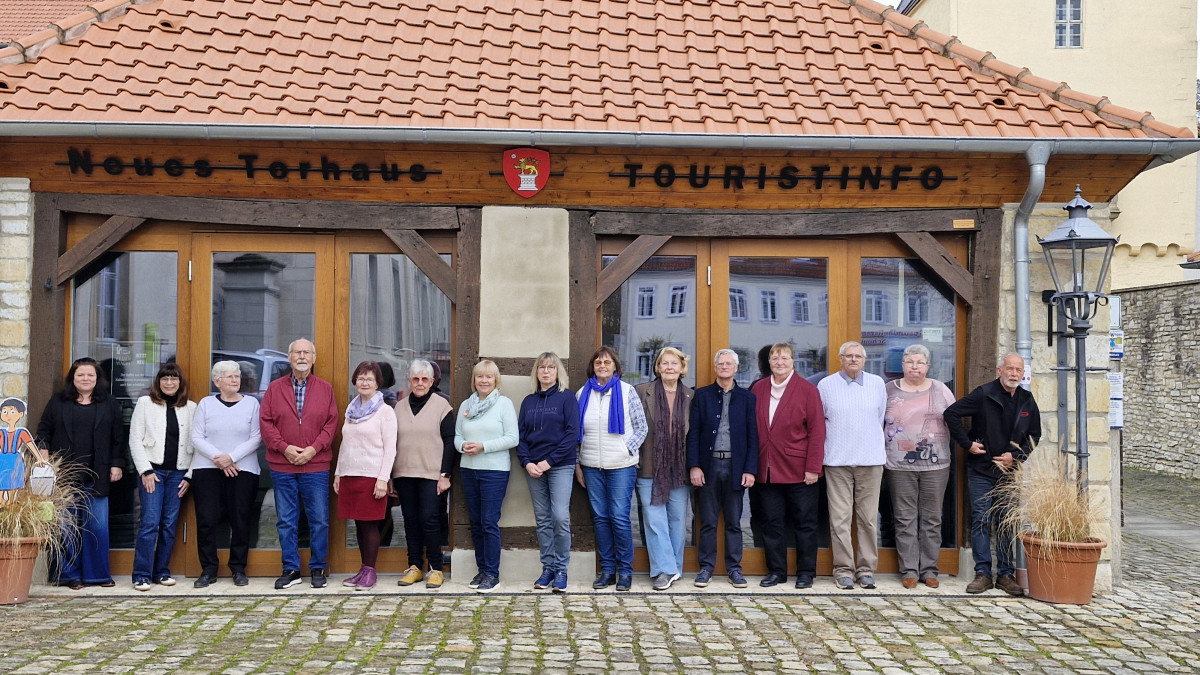 Torhaus-Sch-ningen-zieht-Touristen-an