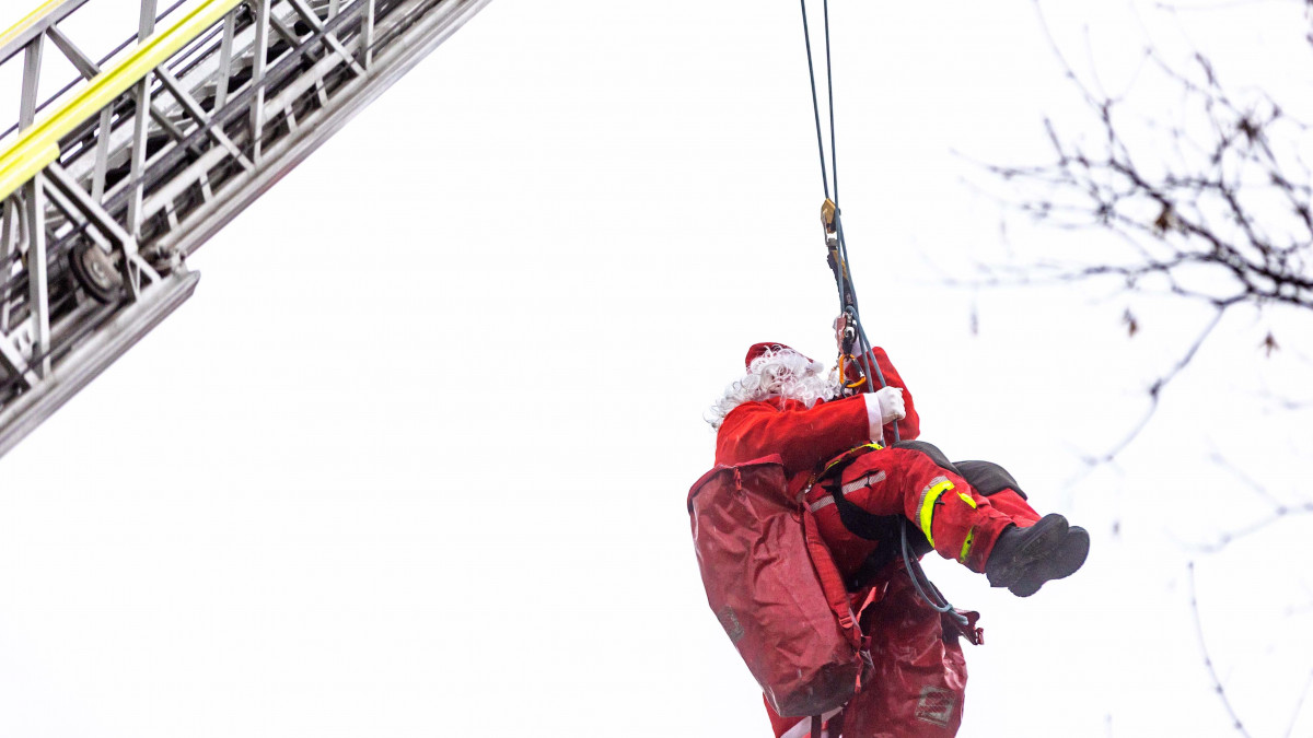 Wenn-der-Nikolaus-mit-der-Drehleiter-ins-Haus-kommt
