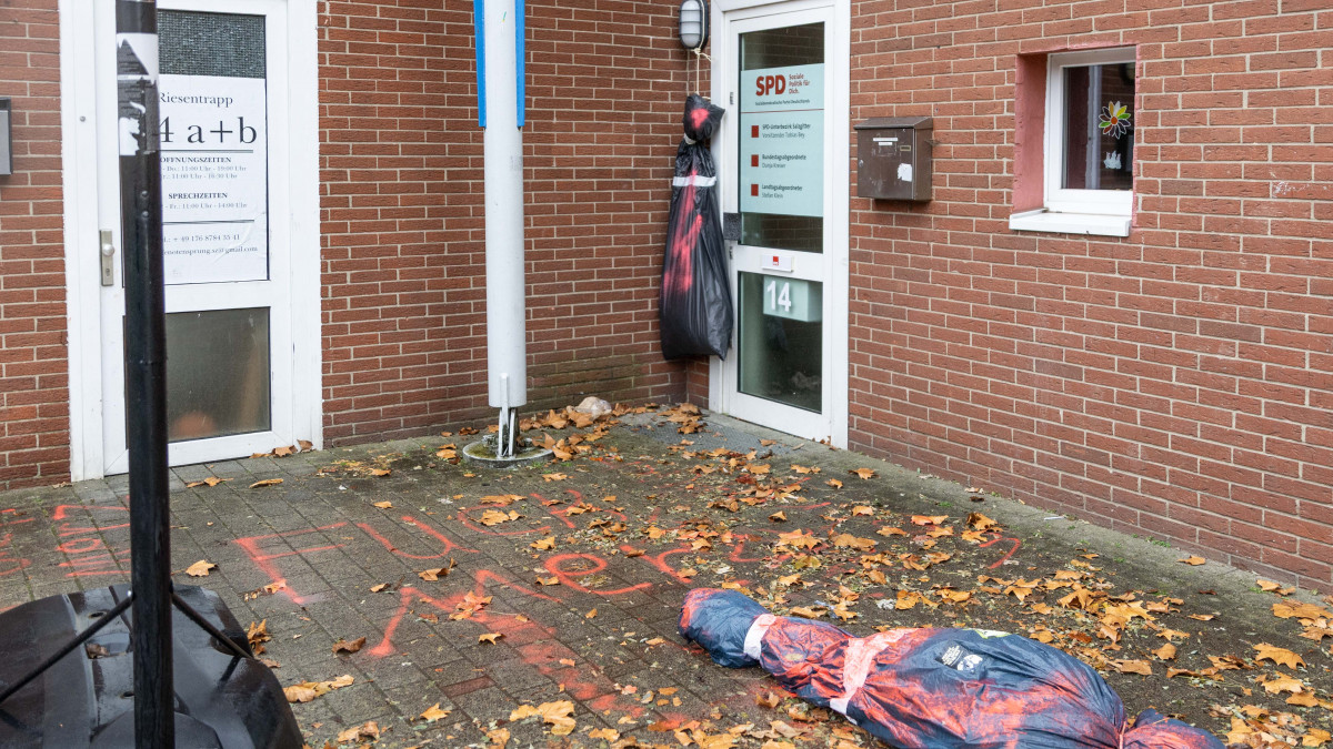 Symbolische-Leichens-cke-vor-Parteizentralen-von-SPD-und-CDU-abgelegt