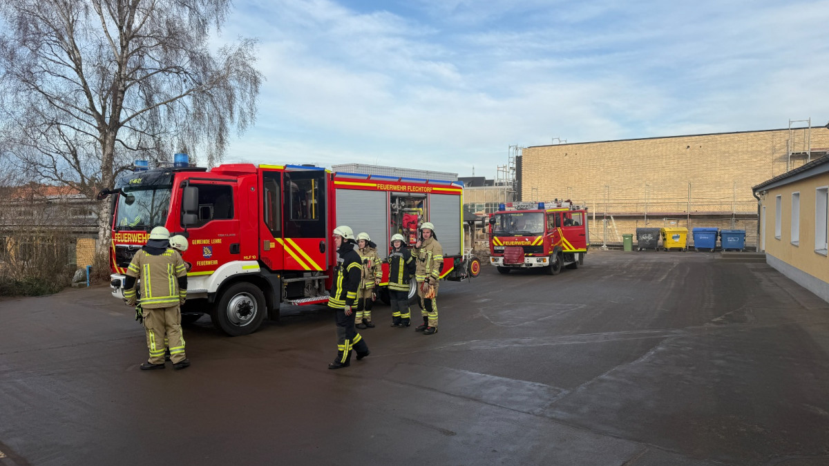 Kleine-Ursache-gro-e-Wirkung-Feuerwehren-an-Schule-im-Einsatz