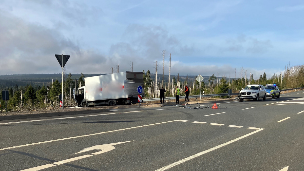 LKW-nimmt-BMW-die-Vorfahrt-Zusammensto-auf-der-B4