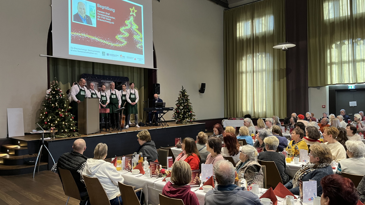 Prominente-Helfer-und-Drei-G-nge-Men-Genossenschaftstafel-lud-ein