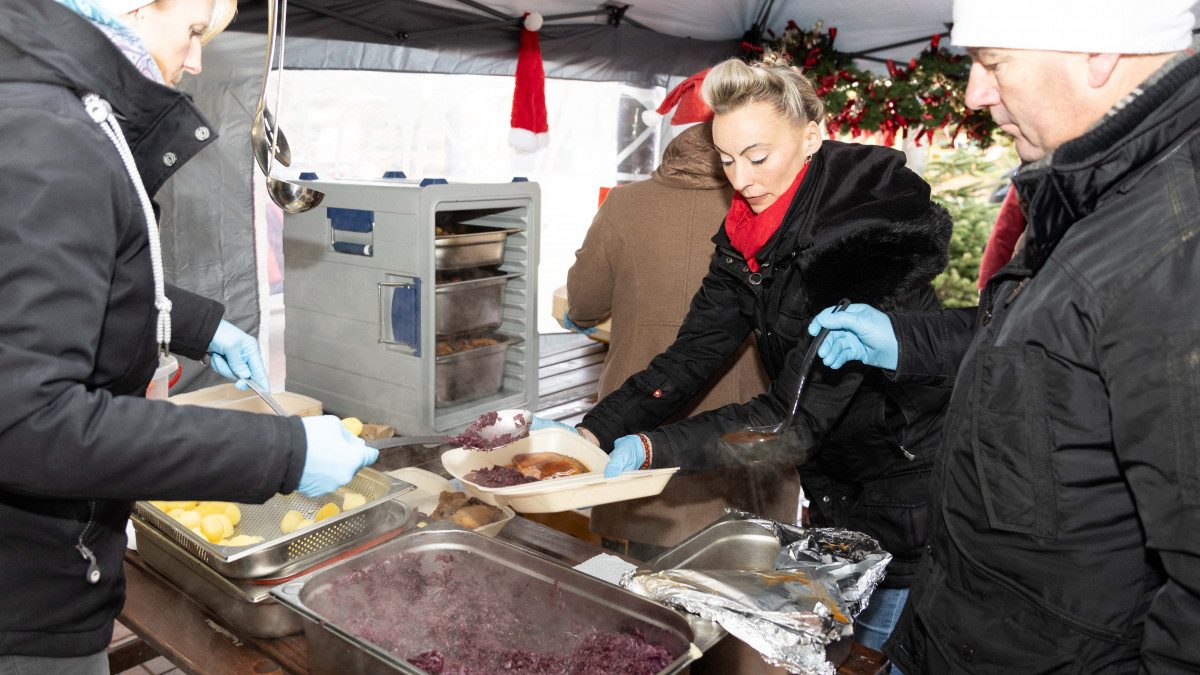 -Rollender-Weihnachtsbraten-zum-Nikolaus-Hier-gab-es-ein-gratis-Festmahl