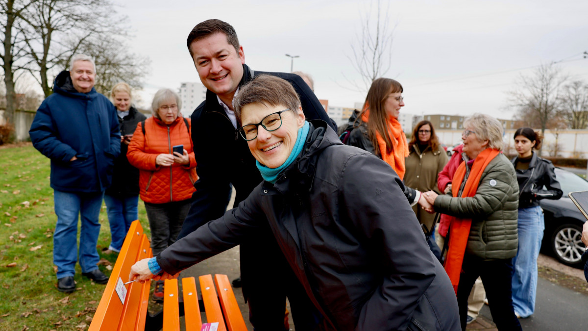 Stadt-setzt-Zeichen-Orangene-B-nke-als-Symbol-f-r-Opferschutz