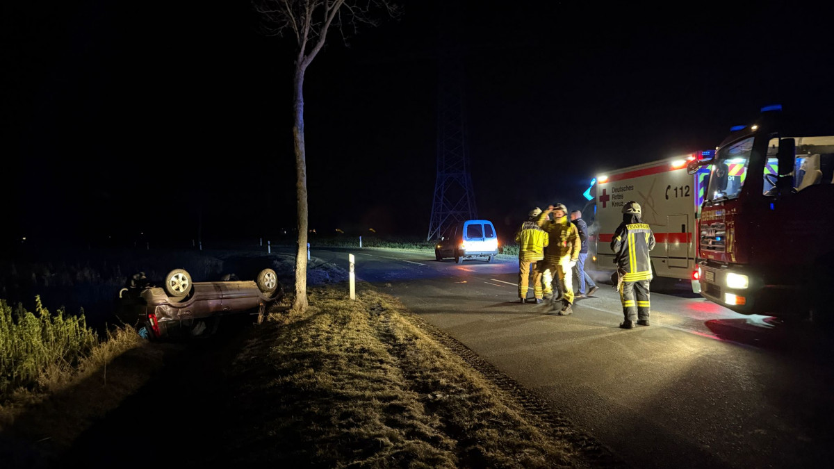 K42-Auto-kommt-von-Fahrbahn-ab-und-berschl-gt-sich