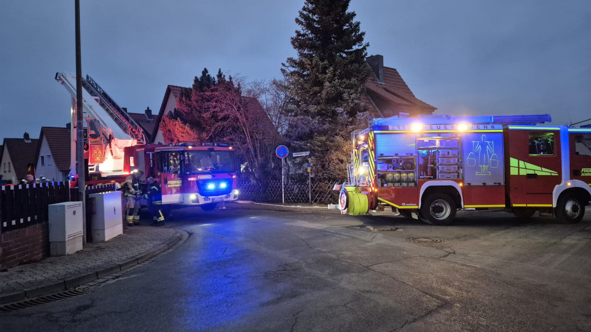 Am-Nachmittag-Vermeintlicher-Brand-ruft-Feuerwehr-auf-den-Plan