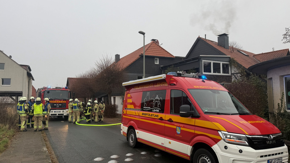 Feuerwehr-Einsatz-in-Lehre-Schornsteinrauch-l-st-Alarm-aus