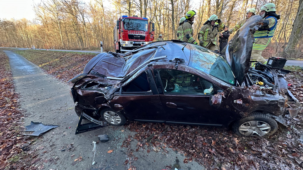 K53-Auto-berschl-gt-sich-und-prallt-gegen-Baum