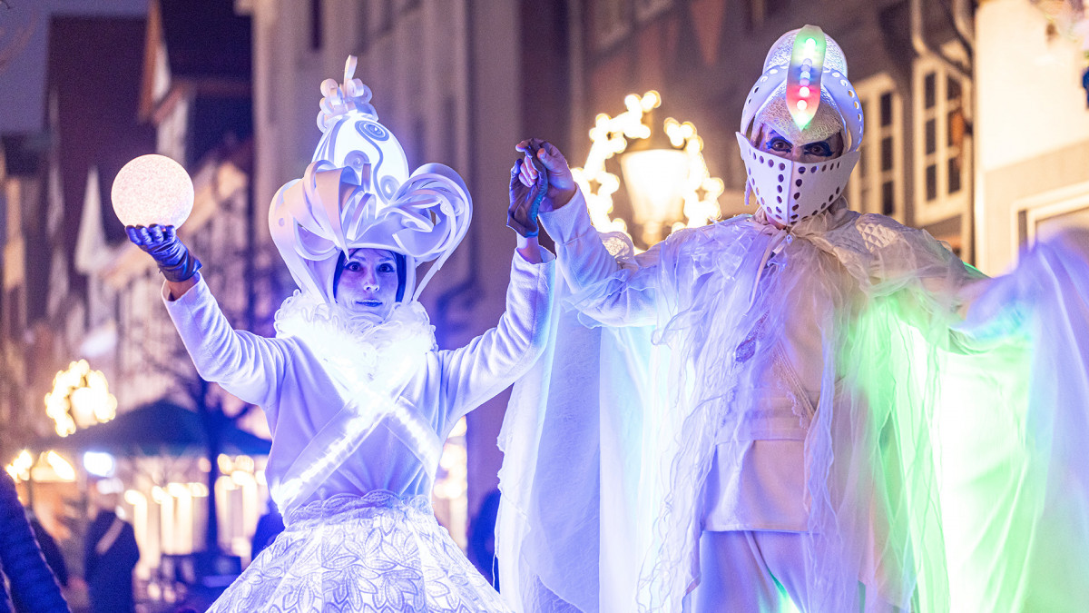 M-rchenhafte-Gestalten-Feuerk-nstler-und-Zauberei-in-der-Weihnachtsstadt