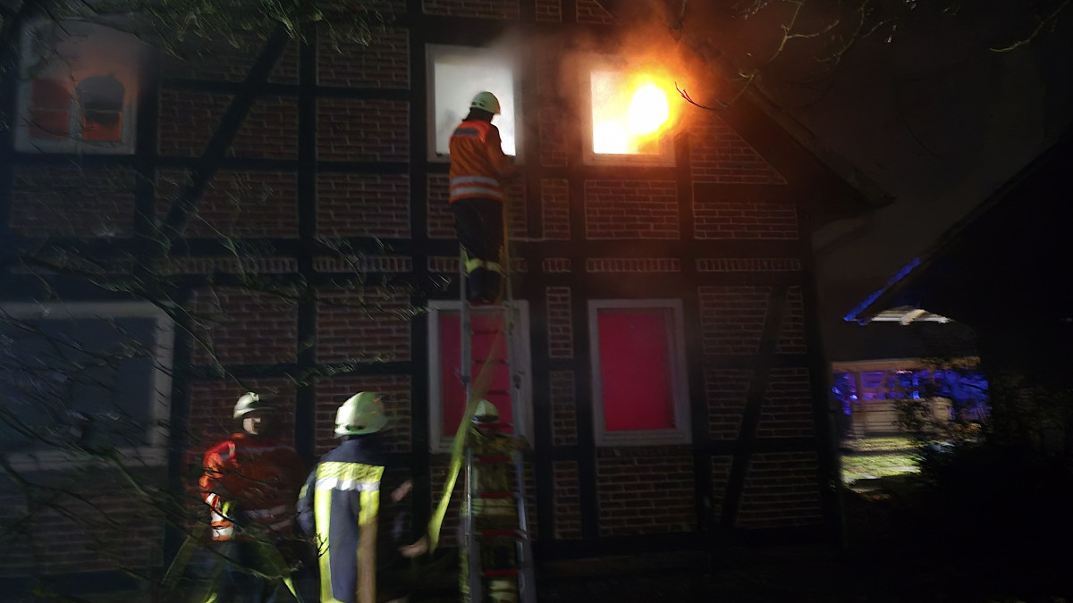 Bauernhof-in-Flammen-Gro-bung-f-r-die-Feuerwehr