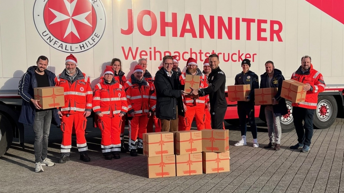 Eintracht-Braunschweig-Elf-Pakete-f-r-den-Weihnachtstrucker
