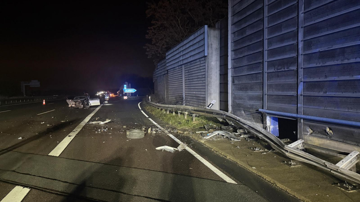 Lexus-und-Audi-kollidieren-auf-A2-Ein-Verletzter