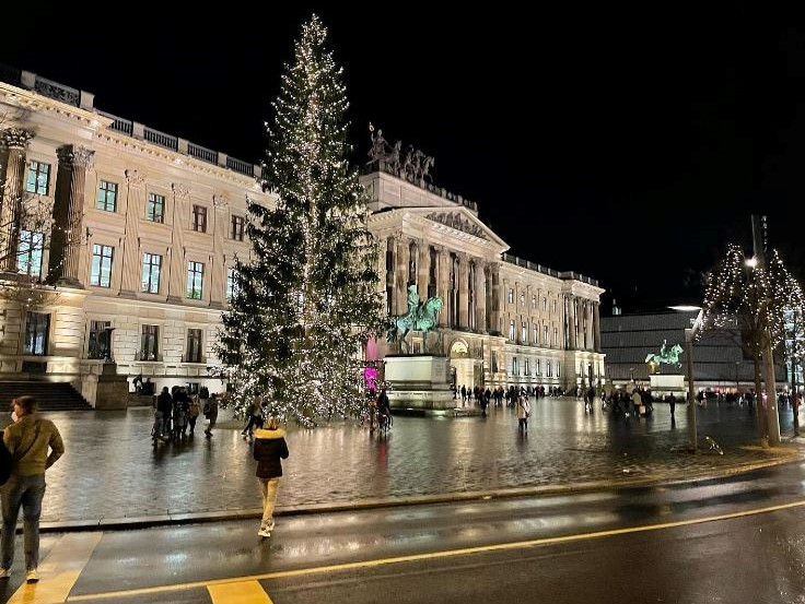 Weihnachtliche-Sonderf-hrung-auf-der-Quadriga-Plattform