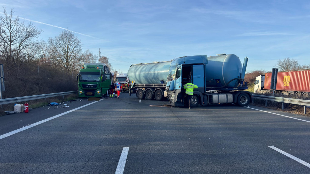 Wieder-LKW-Unfall-auf-der-A2-Vollsperrung-in-Richtung-Berlin