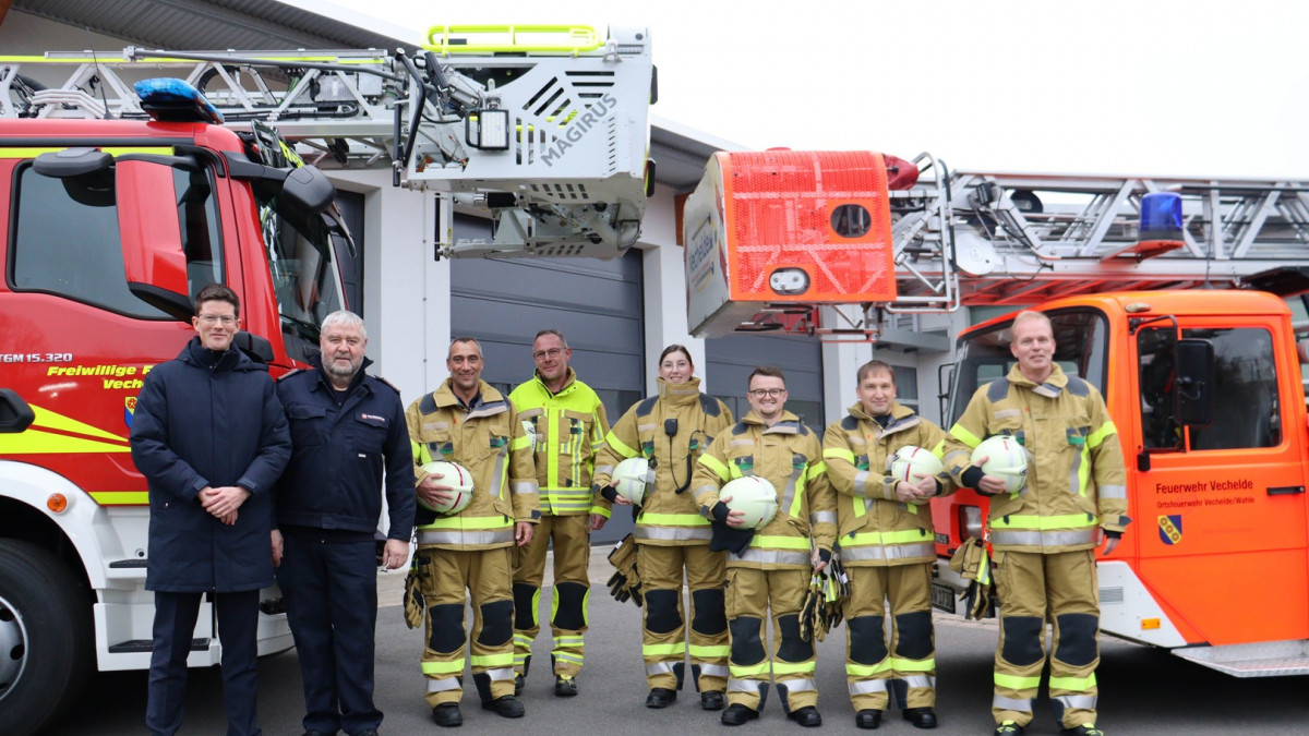 Vecheldes-Feuerwehr-erh-lt-moderne-Drehleiter