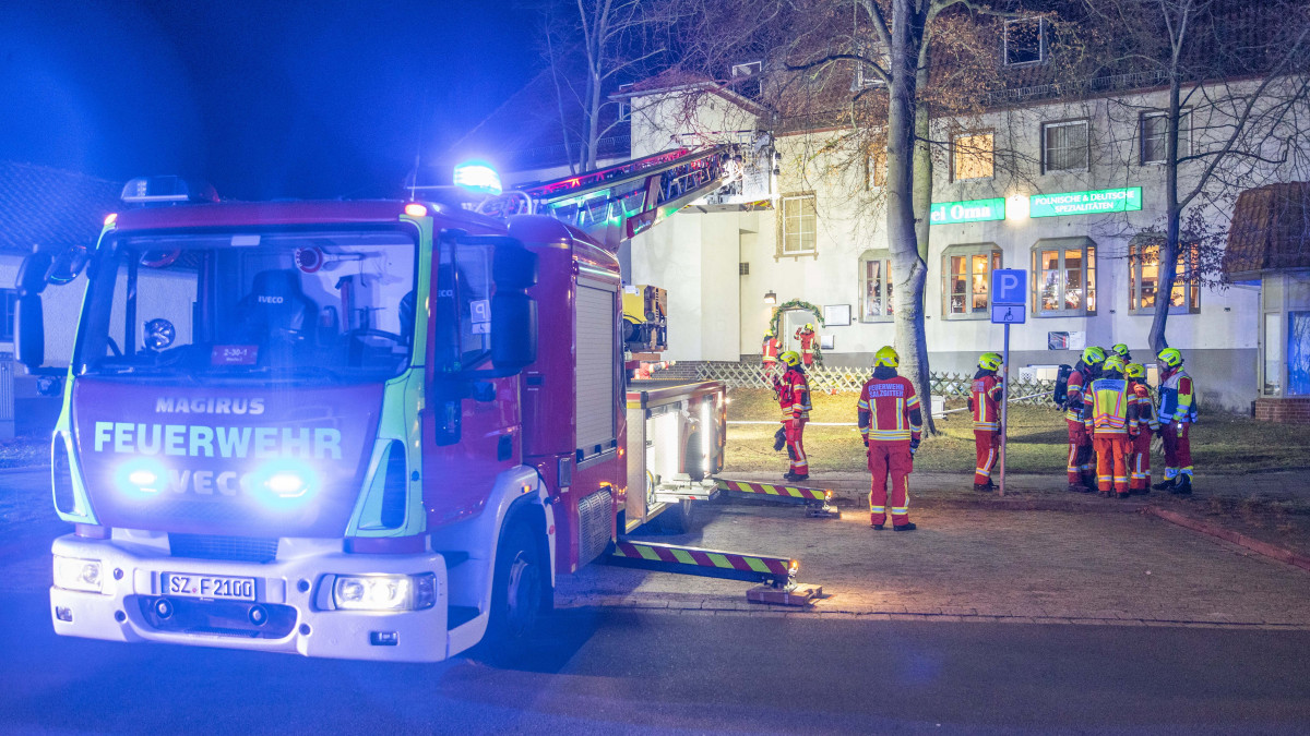 Dichter-Rauch-im-Treppenhaus-Feuerwehr-r-ckt-nach-Gebhardshagen-aus