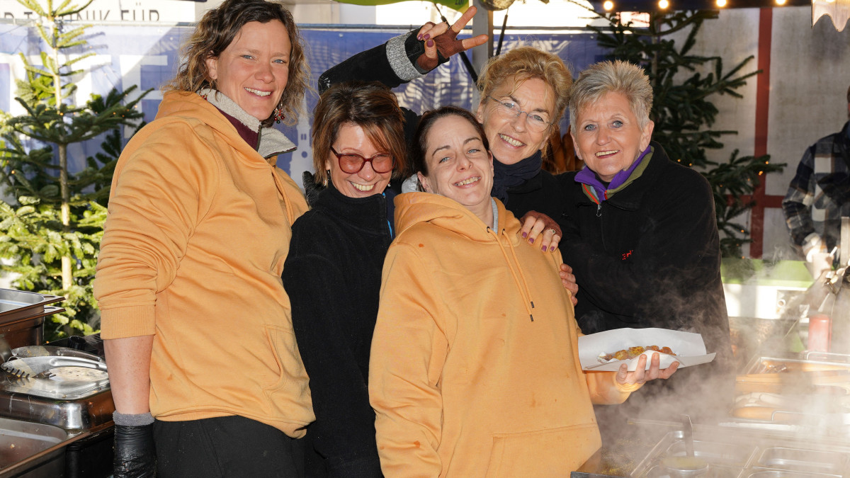 Impressionen-vom-Weihnachtsmarkt-Gute-Stimmung-unter-den-H-ndlern