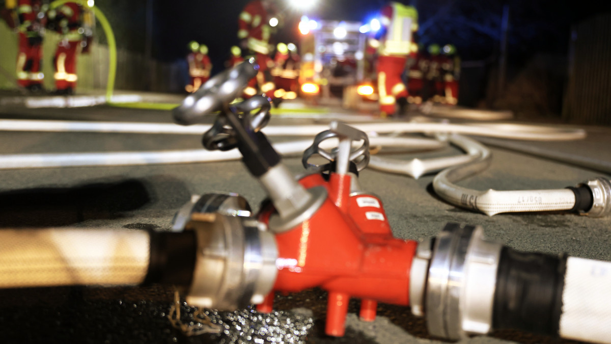 Schwerer-Brand-in-Helmstedt-100-Feuerwehrkr-fte-im-Einsatz