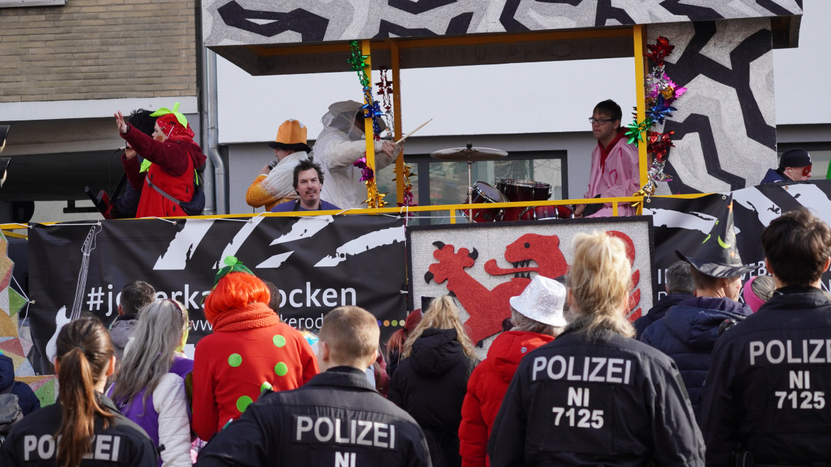 Schoduvel-Polizei-mit-Gro-aufgebot-f-r-die-Sicherheit-im-Einsatz