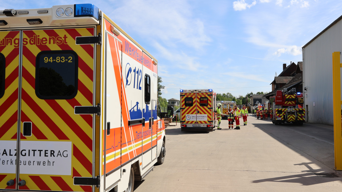 Feuer-auf-Schrottplatz-sorgt-f-r-starke-Rauchentwicklung