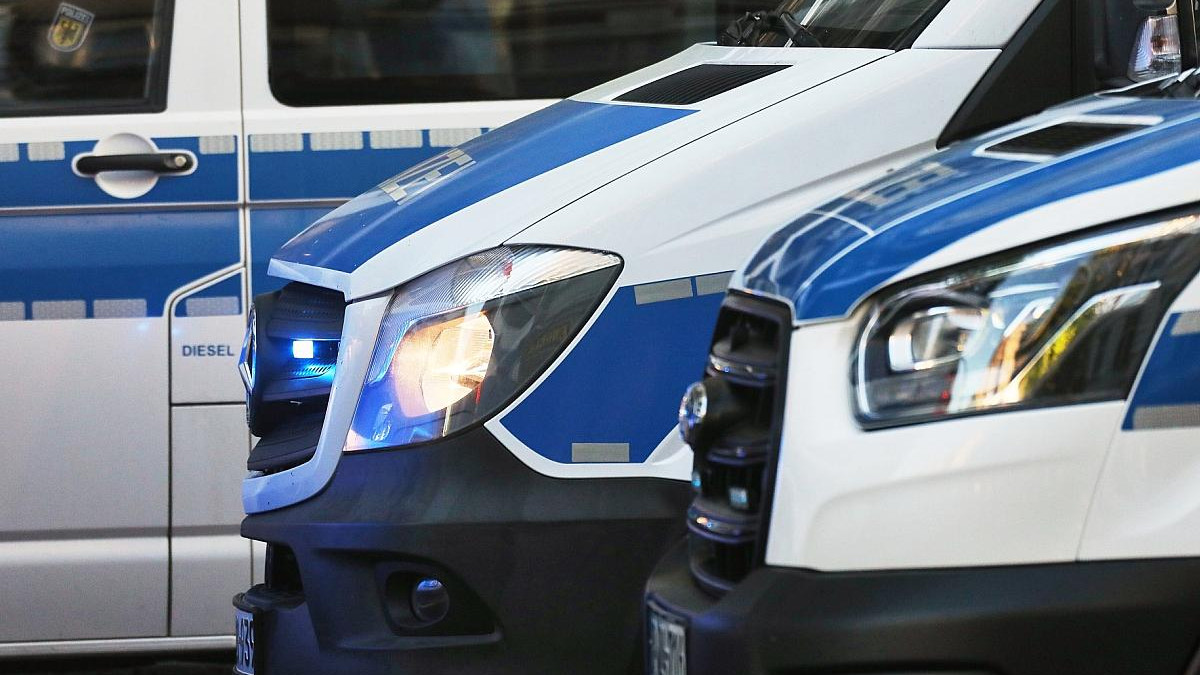Mehrere-M-nner-schlagen-und-treten-auf-16-J-hrige-ein