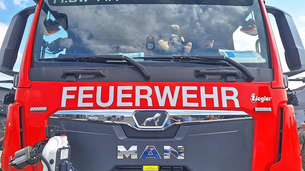 Feuerwehr-im-Einsatz-Dachstuhlbrand-in-Salzgitter