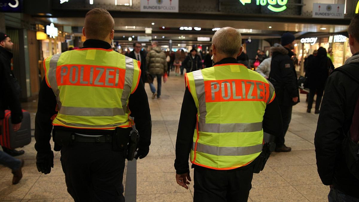 Braunschweig-gegen-Magdeburg-Polizei-verst-rkt-Kontrollen-in-Z-gen