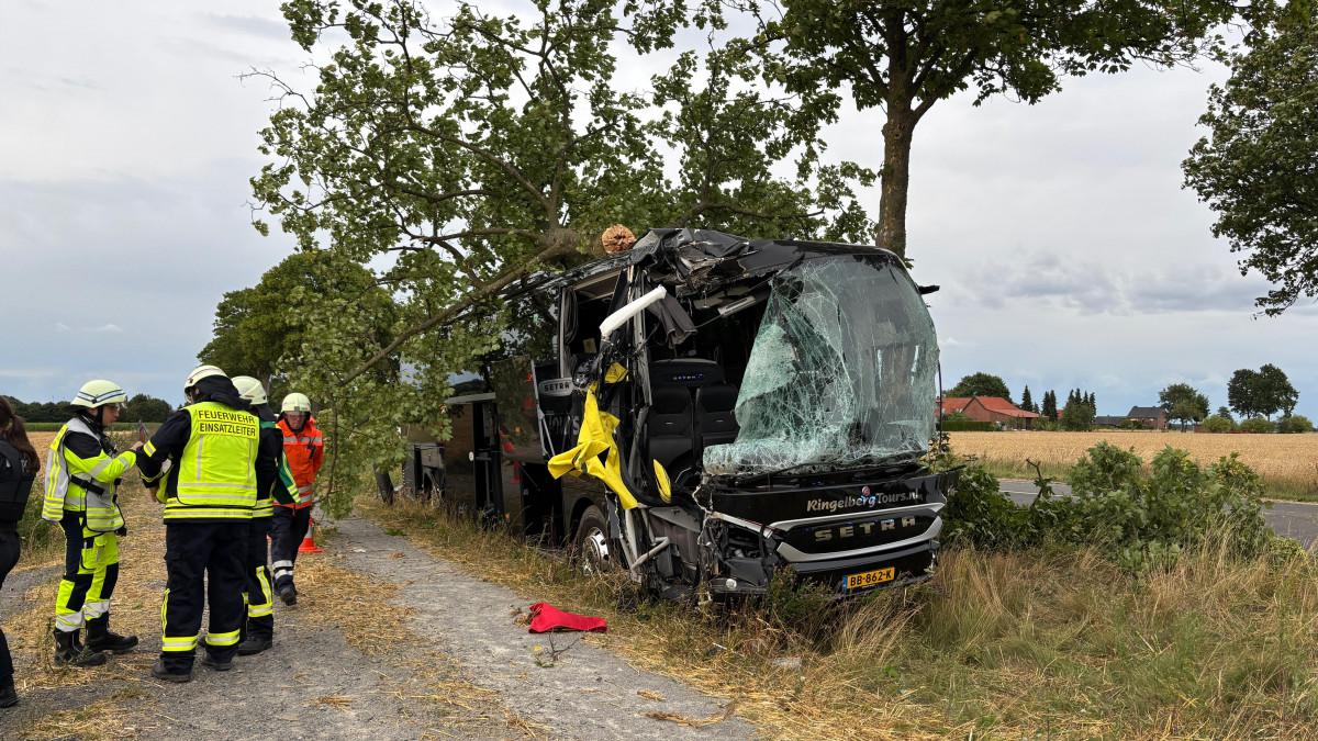 Reisebus-kommt-von-der-B4-ab-Mehrere-Schwerverletzte