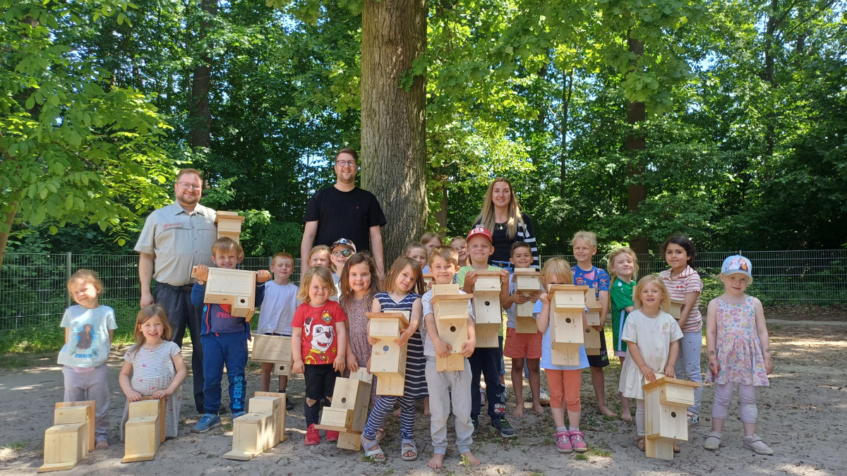 Kinder-bauen-waschb-rsichere-Meisen-Nistk-sten