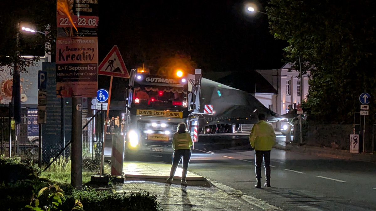 Sch-ppenstedt-Schwertransport-zieht-Zuschauer-an