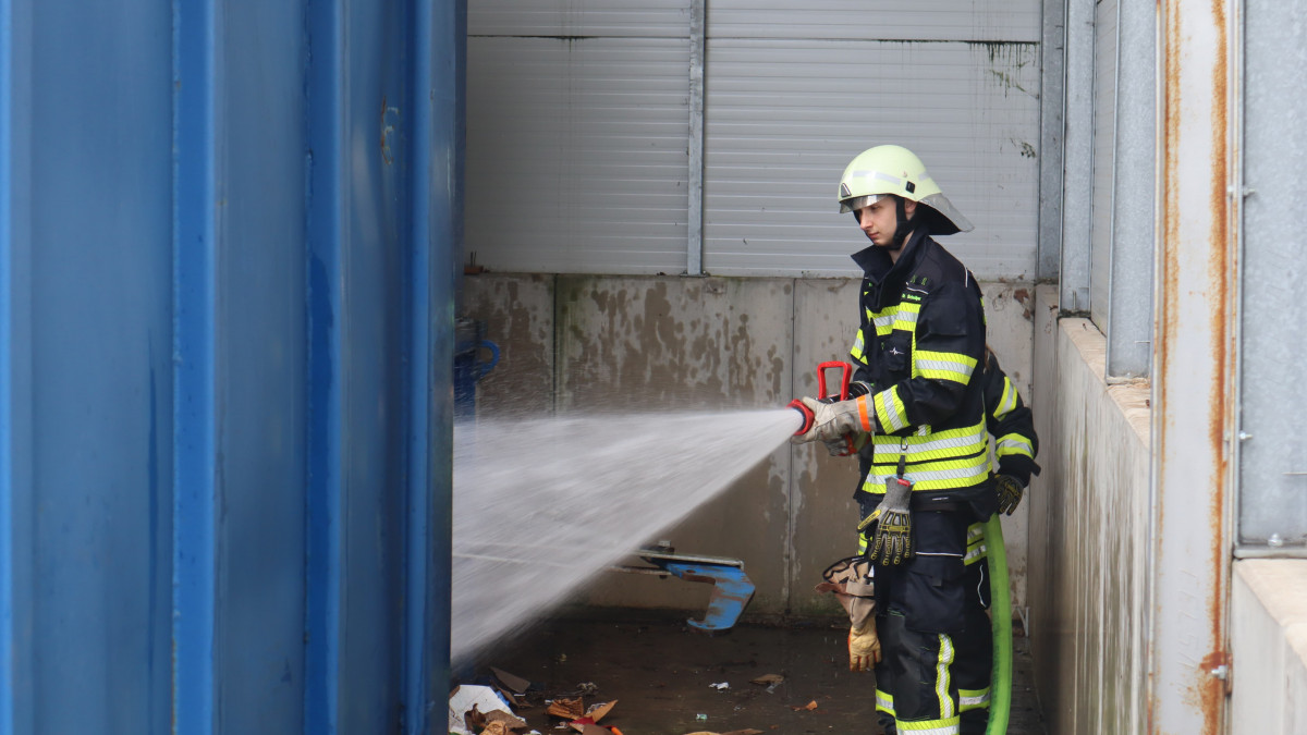 M-llpresse-sorgt-f-r-Feuerwehreinsatz-in-Gro-Schw-lper