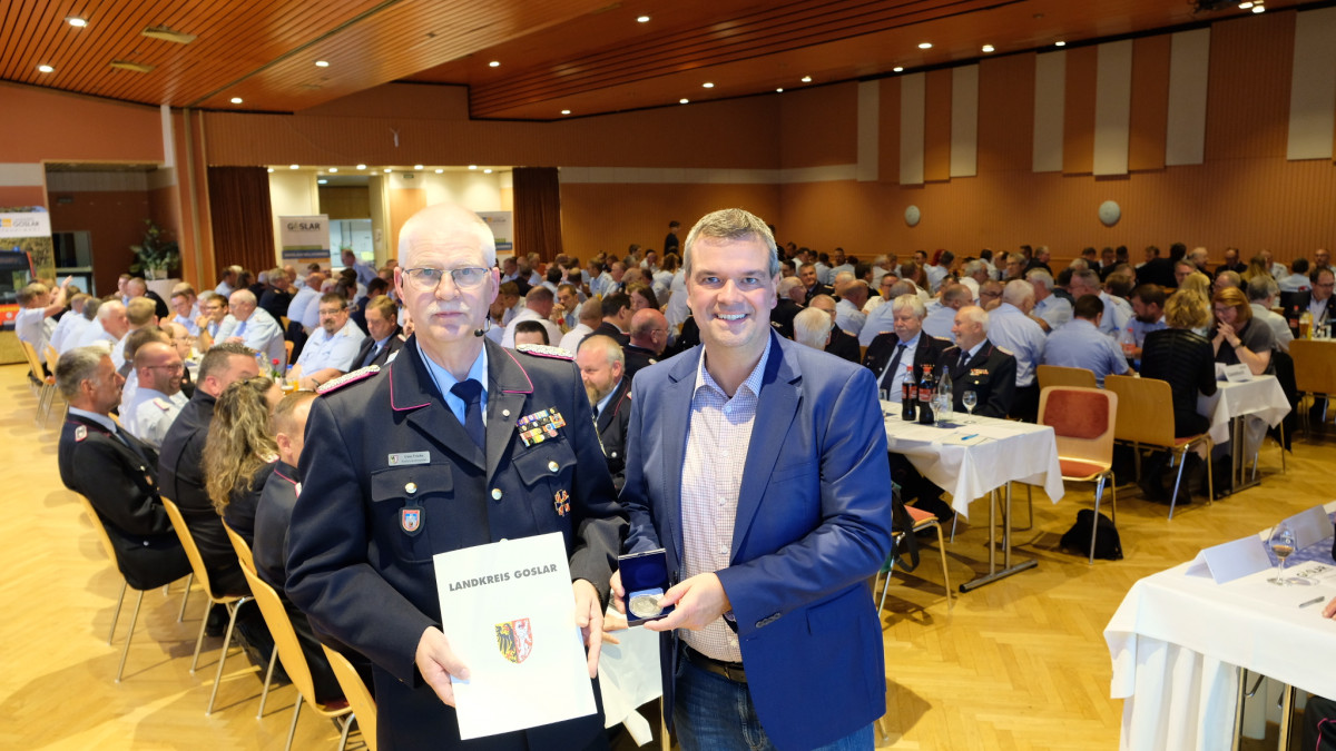 Ehrenmedaille-f-r-Uwe-Fricke-Goslars-Kreisbrandmeister-verabschiedet