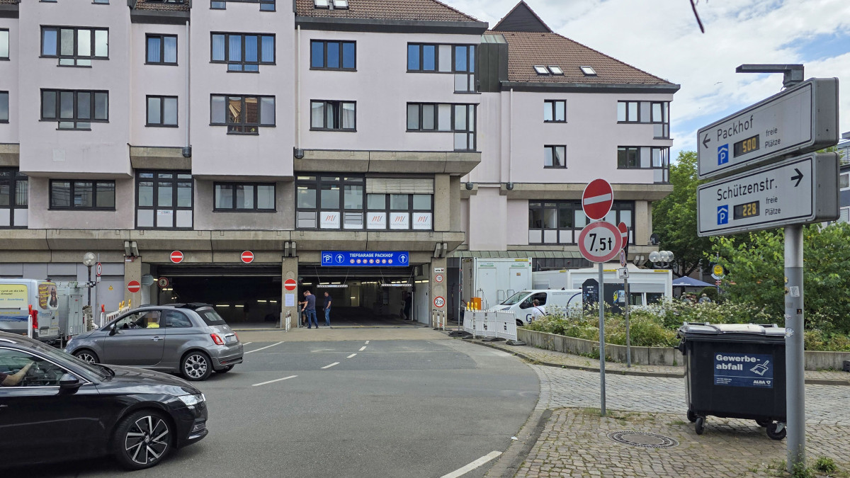 Meinhardshof-Ausfahrt-wieder-zweispurig-in-die-Lange-Stra-e