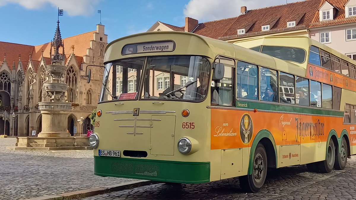 Kostenlose-Zeitreise-Rundfahrten-im-Oldtimerbus
