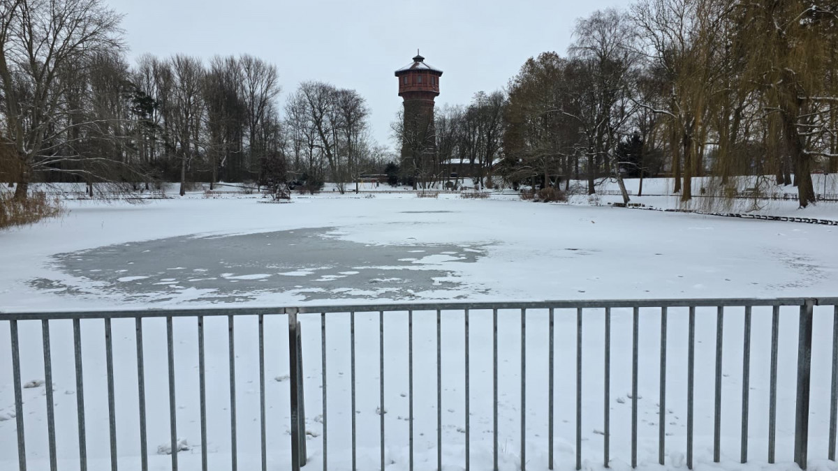 Eisfl-chen-auf-dem-Stadtgraben-Noch-warnt-die-Stadt