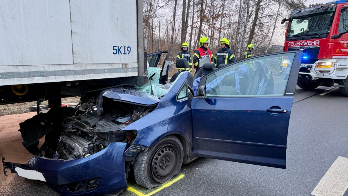 Schwerer-Unfall-auf-der-B244-Golf-schiebt-sich-unter-LKW