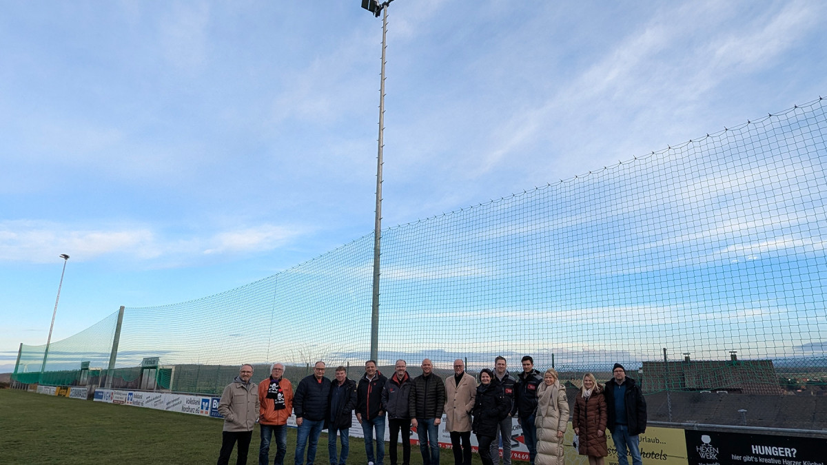 Sportplatz-in-Immenrode-mit-neuer-Flutlichtanlage