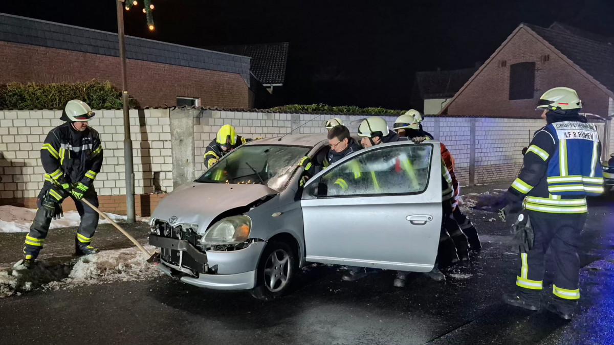 Extreme-Gl-tte-Junge-Fahrerin-prallt-gegen-Mauer