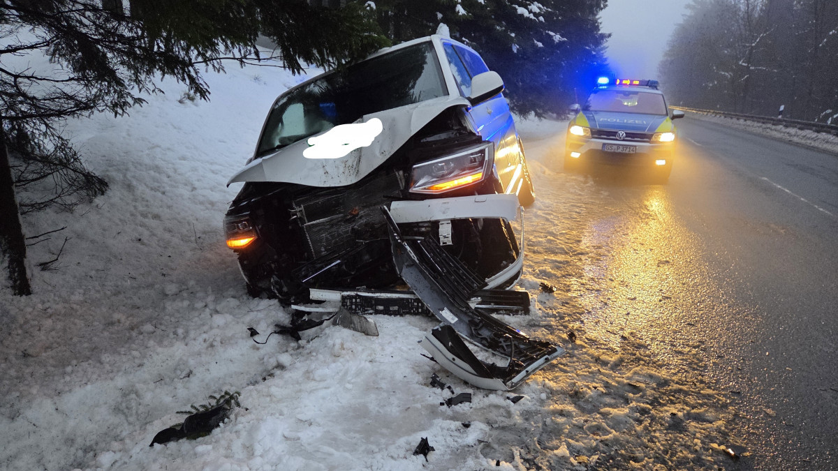 Transporter-kommt-von-B241-ab-und-kracht-gegen-Baum