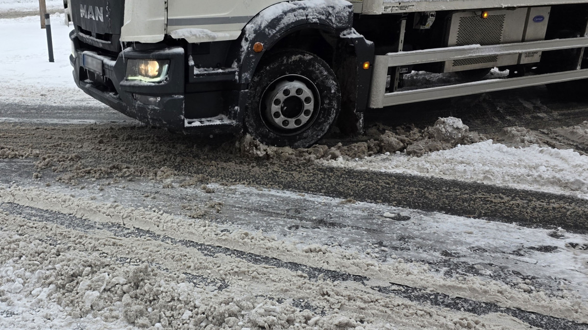 Gef-hrliche-Gl-tte-Klare-Winterdienstregelung-f-r-L651-gefordert