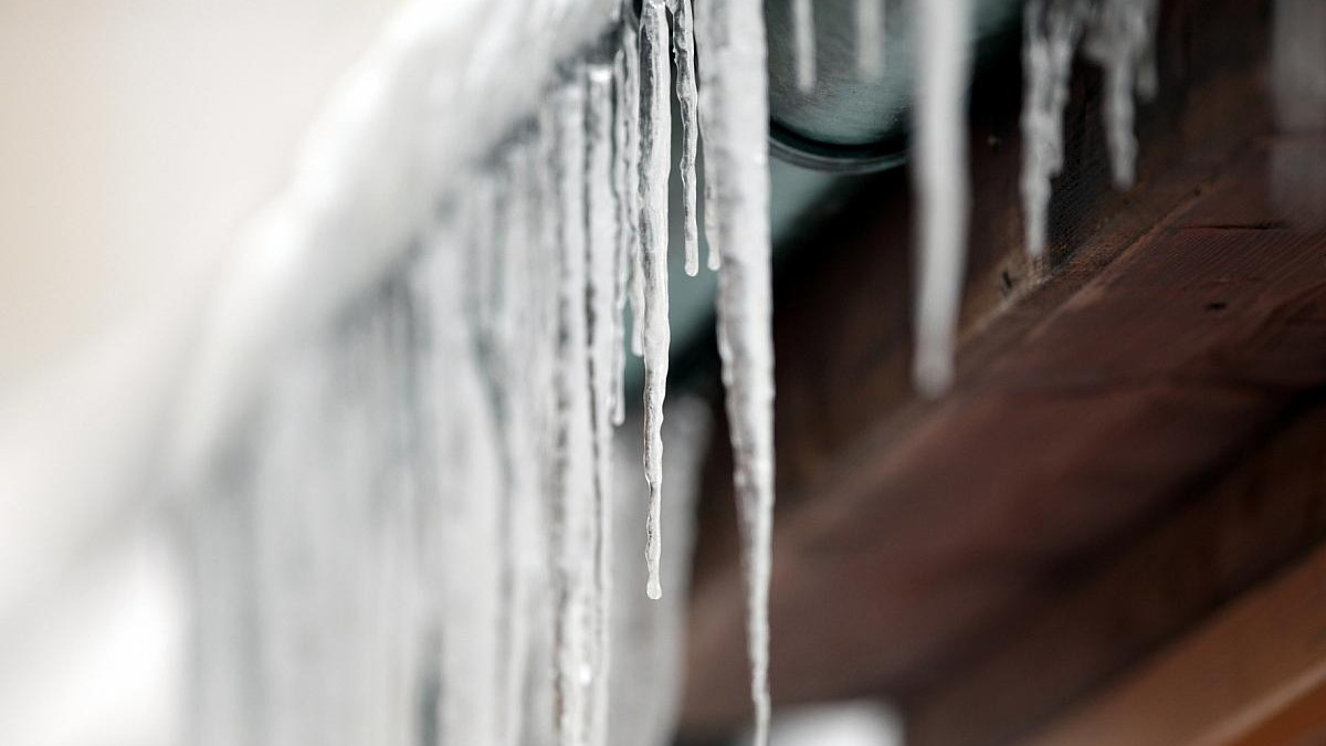 Eiszapfen-fallen-von-Dach-der-TU-Clausthal-auf-Streifenwagen
