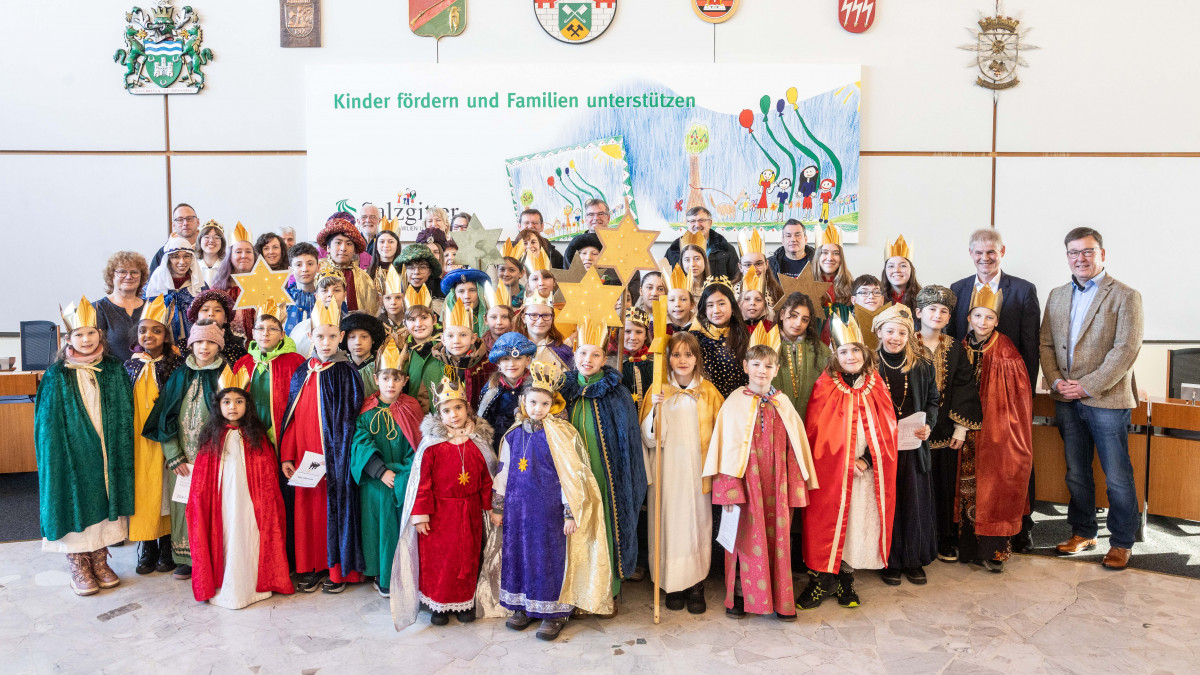 Sternsinger-sorgen-f-r-emotionalen-Moment-beim-Oberb-rgermeister
