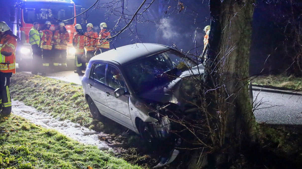 Auto-kracht-gegen-Baum-Feuerwehr-befreit-Beifahrer