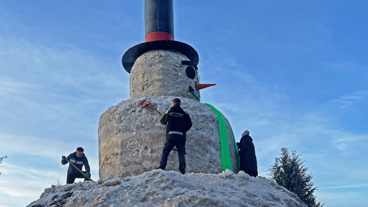 Auf-Campingplatz-im-Harz-wurde-ein-Riesen-Schneemann-gebaut
