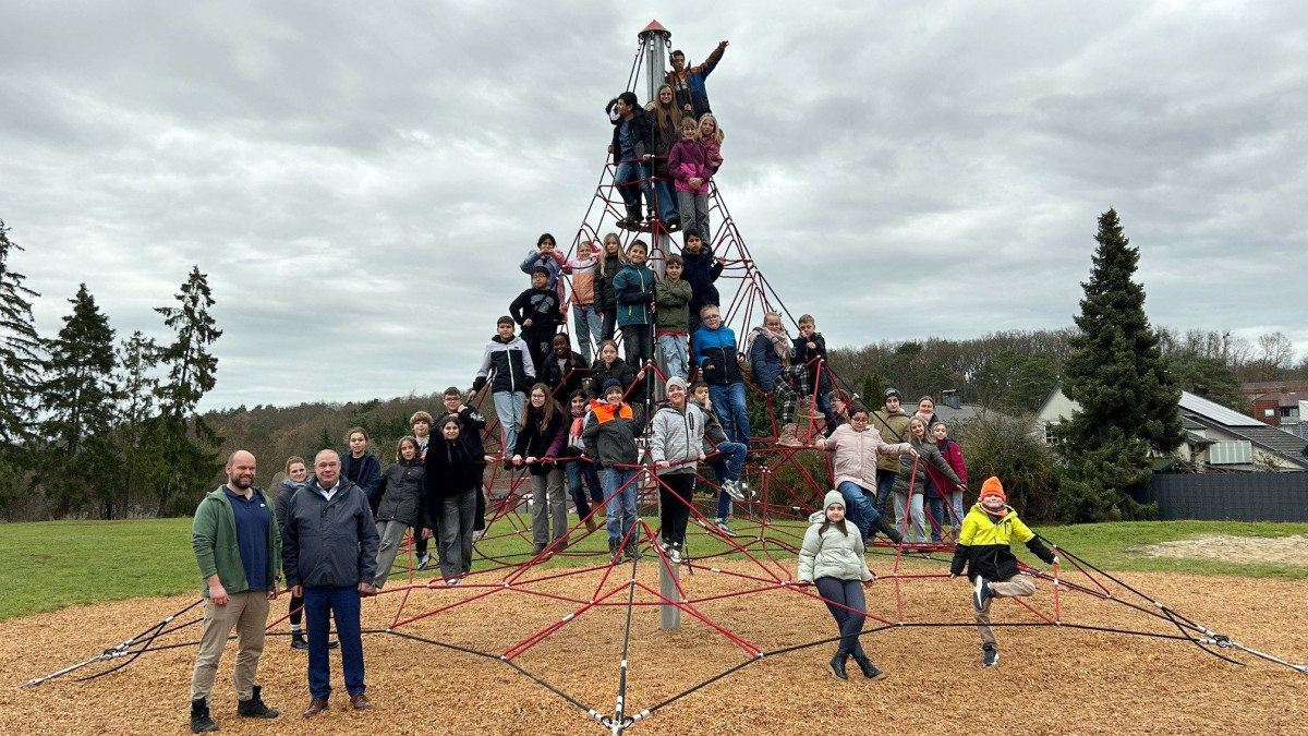 Kletterpyramide-f-r-den-Schulhof-In-der-Pause-hoch-hinaus