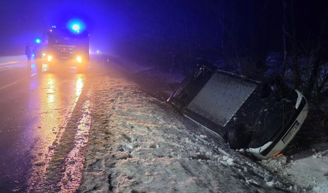 Junger-Autofahrer-kommt-von-B188-ab-und-berschl-gt-sich