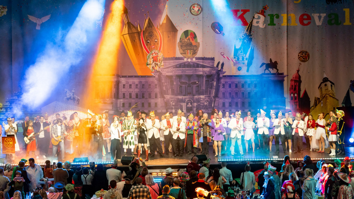 Braunschweiger-Karnevalisten-verleihen-Ehrenorden-an-Stargast-Purple-Schulz