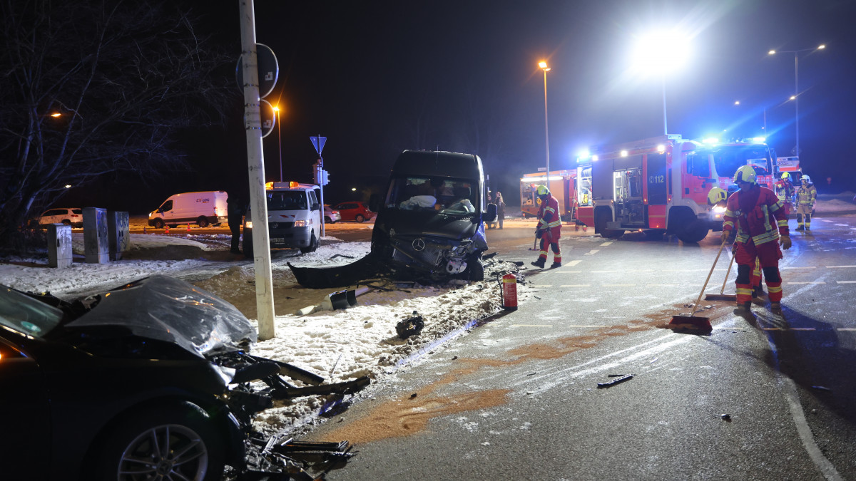 Kreuzungskollision-E-Call-alarmiert-Rettungskr-fte